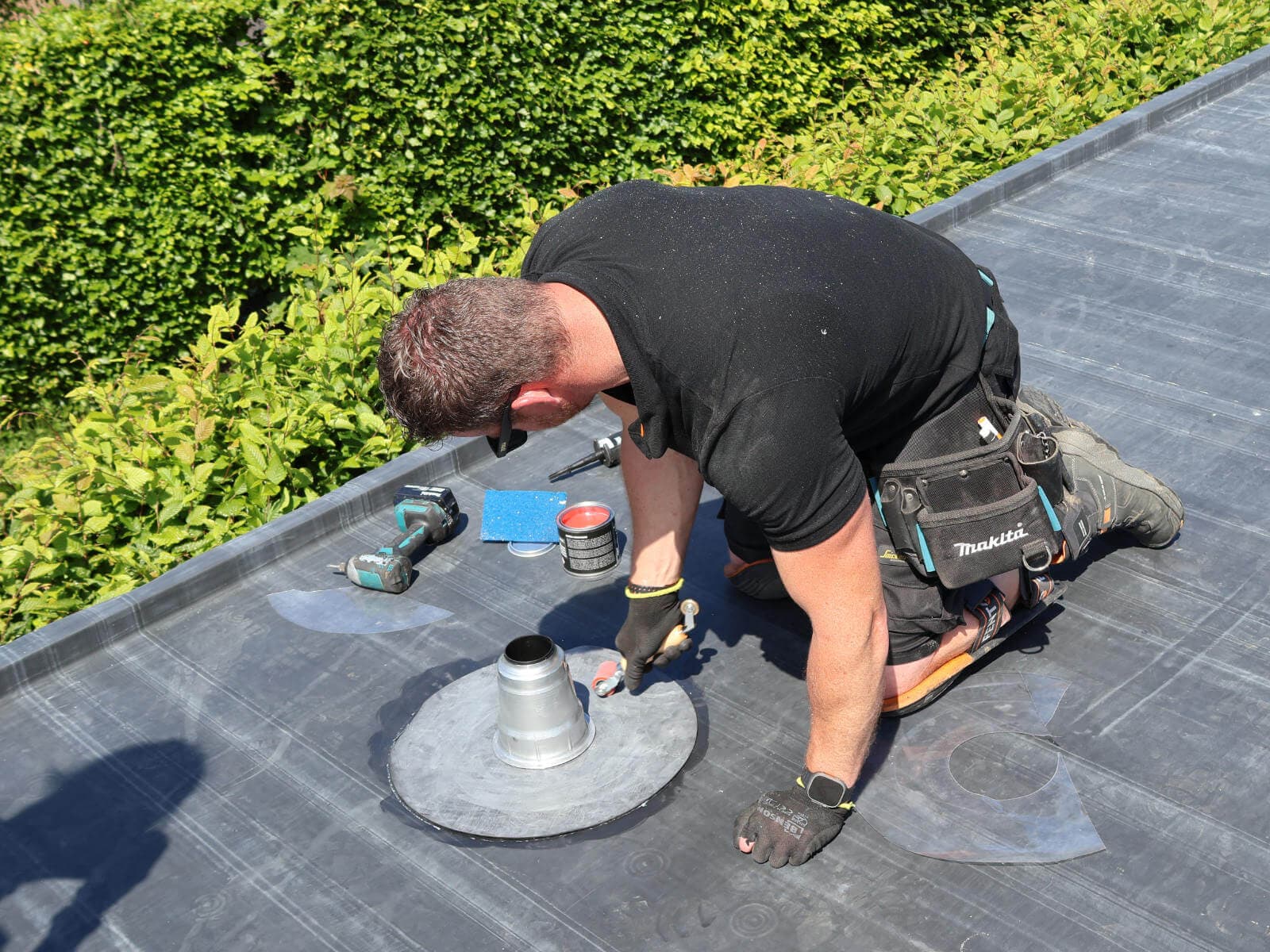 Prefab EPDM-doorvoer waterdicht inwerken op het dak