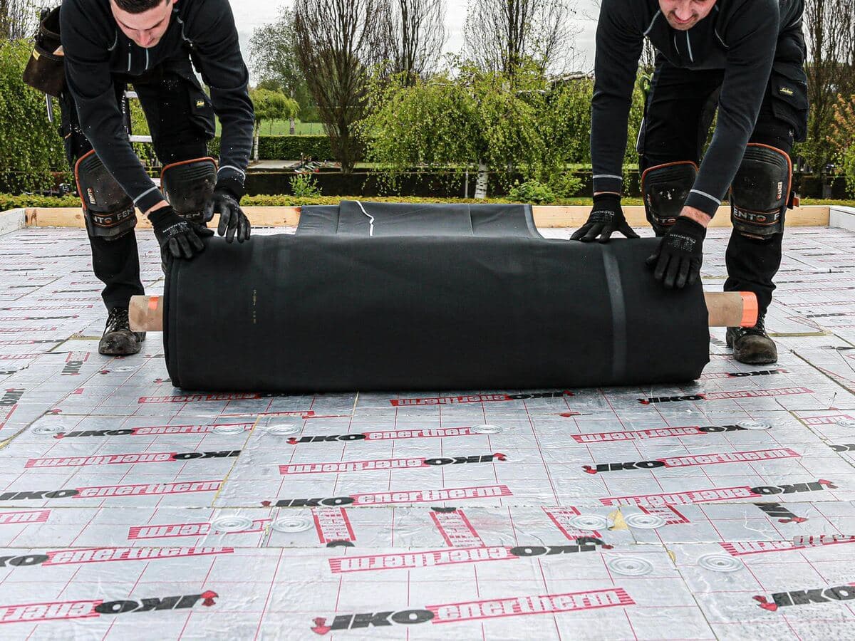Hertalan EPDM-folie wordt uitgerold op een Nederlands plat dak