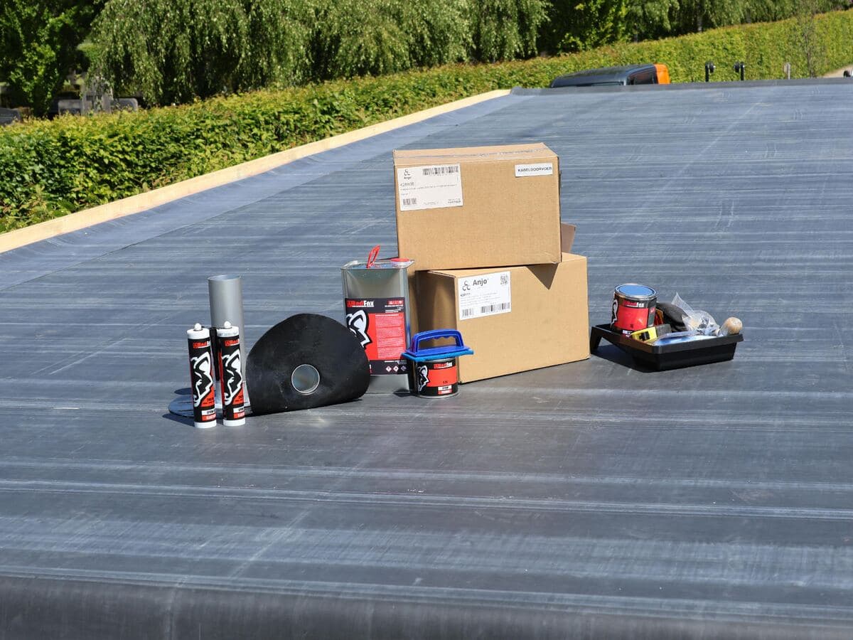 Redfox EPDM box met alle materialen uitgepakt op een plat dak