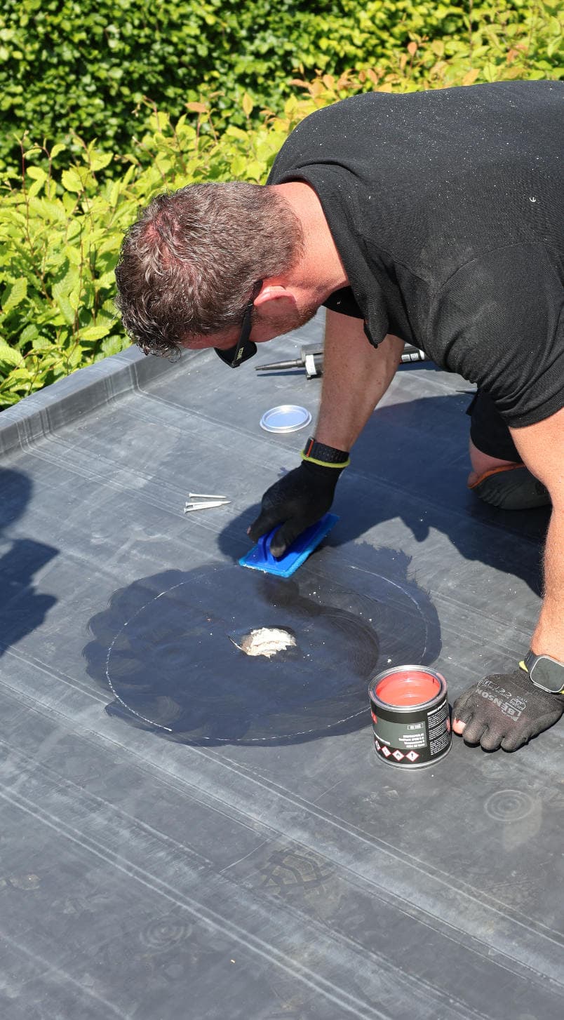 EPDM primer wordt aangebracht met kwast op de talklaag van Redfox-folie