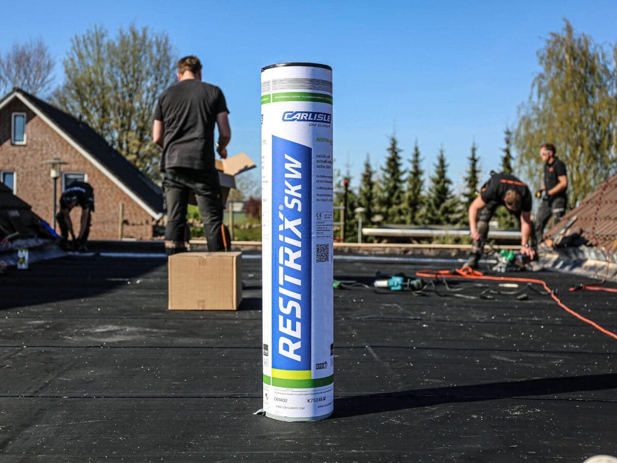 Resitrix SK W rol op een plat EPDM-dak in aanleg